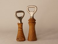 4616 &nbsp; &nbsp; Flaschen&ouml;ffner aus dem Holz des Essigbaumes. Holz und Heber matt. &nbsp; &nbsp;   H:  ca 11,5 / 13,5  cm    &nbsp; &nbsp;
