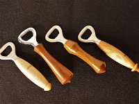 4621 &nbsp; &nbsp; Flaschen&ouml;ffner aus Esche (links) und Kirschholz.  Heber matt oder gl&auml;nzend. &nbsp; &nbsp;   L:  ca 14 cm    &nbsp; &nbsp;