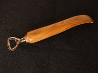 4622 &nbsp; &nbsp;  Langer Flaschen&ouml;ffner aus Zwetschgenholz. Der Heber ist dunkeltitan, gl&auml;nzend.   &nbsp; &nbsp;   L:   24,5  cm    &nbsp; &nbsp;