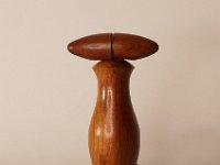 4626 &nbsp; &nbsp;  Korkenzieher aus Kirschholz, Fu&szlig; dunkel gebeizt.  &nbsp; &nbsp;   H:  ca 15,5 cm    &nbsp; &nbsp;
