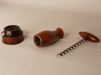 4626 &nbsp; &nbsp;  Korkenzieher aus Kirschholz, Fu&szlig; dunkel gebeizt.  &nbsp; &nbsp;   H:  ca 15,5 cm    &nbsp; &nbsp;