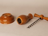 4625 &nbsp; &nbsp;  Korkenzieher aus Kirschholz.  &nbsp; &nbsp;   H:  ca 15,5 cm    &nbsp; &nbsp;