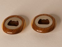 4619 &nbsp; &nbsp; Kapselheber aus dem Holz des Goldregen. &nbsp; &nbsp;   D:  ca 5,8  cm    &nbsp; &nbsp;