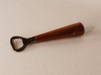 4696 &nbsp; &nbsp; Flaschen&ouml;ffner aus Kirschholz.  Heber gl&auml;nzend. &nbsp; &nbsp;   L:  ca 14 cm    &nbsp; &nbsp;