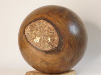 4565 &nbsp;   Gro&szlig;e Kugel aus Blauglockenbaum, gebeizt mit Eisenl&ouml;sung.  &nbsp;   &nbsp;     &empty;  ca 29 cm    &nbsp;