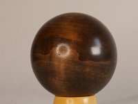4572 &nbsp;   Dunkel gebeizte Kugel aus Kirschholz.  &nbsp;   &nbsp;     &empty;  ca 9 cm    &nbsp;