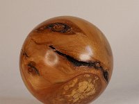 4574 &nbsp;   Wundersch&ouml;ne Kugel aus Kirschholz.  &nbsp;   &nbsp;     &empty;  ca 9,5 cm    &nbsp;