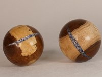 4576 &nbsp;   2 Kugeln aus Goldregenholz, geharzt gebeizt und mit Silberpaste gef&auml;rbt,  ge&ouml;lt und gewachst.  &nbsp;   &nbsp;     &empty;  ca 5,5 cm    &nbsp;