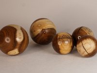 4578 &nbsp;   Kugeln aus Goldregenholz, zum Teil geharzt,   ge&ouml;lt und gewachst.  &nbsp;   &nbsp;     &empty;  5 - 6  cm    &nbsp;