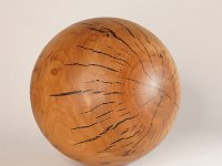 4586 &nbsp;   Gro&szlig;e Kirschholzkugel mit interessanten Schwundrissen, ausgef&uuml;llt mit Kunstharz.  &nbsp;   &nbsp;     &empty;  ca 18 cm
