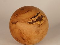 4598 &nbsp;   Zart gemusterte Kugel aus Blutahornholz, ge&ouml;lt und matt belassen.  &nbsp;   &nbsp;     &empty;  ca 11 cm    &nbsp;    Unverk&auml;uflich