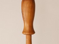 4691 &nbsp; Stampfer aus Kirschholz mit ergonomischem Griff.  &nbsp; H/D = 31 / 6 cm      &nbsp;&nbsp;